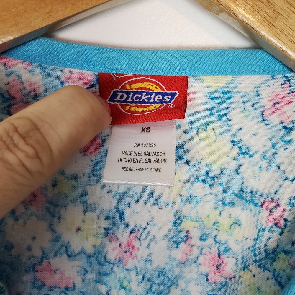 Dickies scrub top like new floral print - Picture 3 of 5